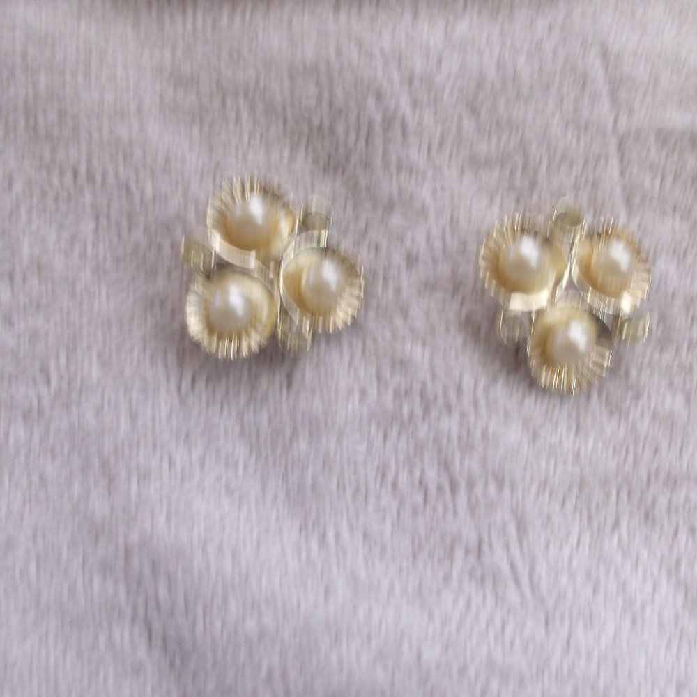 Leru clip on earrings gold tone pearls flowers